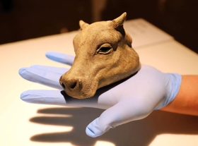 《視界　ｃｏｗ　ｓ‐００１》２０１０年。手に載せて重みも感じられる＝神戸市中央区脇浜海岸通１、兵庫県立美術館