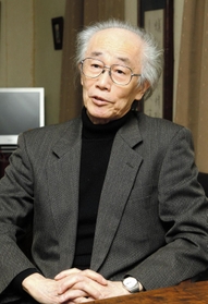内橋克人氏＝２０１１年４月、神奈川県鎌倉市の自宅