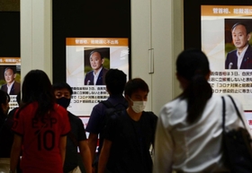 菅首相の総裁選立候補見送りを伝えるサイネージニュース＝３日午後、神戸市中央区（撮影・中西幸大）