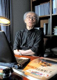 神奈川県鎌倉市の自宅でインタビューに応じる内橋克人さん＝２０１０年７月