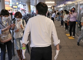 有権者にあいさつして回る衆院議員。菅義偉首相の退陣表明後、初めて地元で街頭演説に立った＝４日午後、尼崎市内（撮影・長嶺麻子）