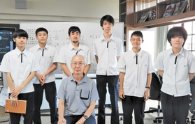 快挙を成し遂げた数理科学研究会のメンバーと、顧問の宮寺良平教諭（手前中央）＝神戸市須磨区横尾、啓明学院