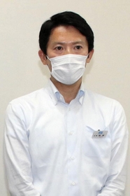 視察先の兵庫県立加古川医療センターで記者団の取材に応じる斎藤元彦知事＝６日午後、加古川市神野町神野