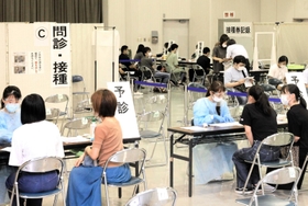 小野市の集団接種。２５日の２回目接種で終了する＝小野市王子町、小野市伝統産業会館