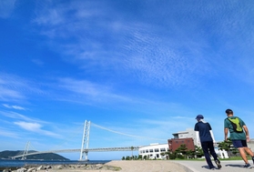 爽やかな朝。多彩な形の雲が絵画のように秋の空を飾った＝７日午前、神戸市垂水区海岸通