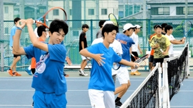 素振りをする相生学院高校テニス部の選手。南颯汰選手（左）らは米国の大学進学を目指す＝加古川市神野町石守、トップランテニスカレッジ加古川石守校