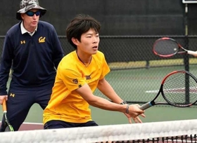 団体対抗戦の前にボレーを練習する菊地裕太選手＝２０１９年１月、米テキサスＡ＆Ｍ大（菊地選手提供）
