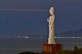 間もなく外壁が足場で覆われる観音像。周囲を行き交う飛行機が不思議な光景を演出した＝兵庫県淡路市釜口