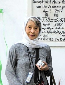 アフガニスタンの女性や子どもへの支援を長年続けてきた西垣敬子さん＝２００７年４月、同国（西垣さん提供）