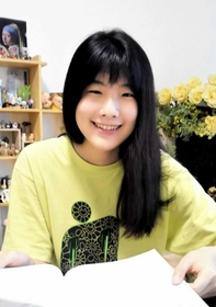 「将来は留学もしてみたい」。夢も語れるようになり、笑顔の藤田紅良々さん＝京都市
