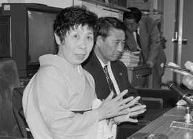 暴力団抗争の巻き添えで一人娘を亡くし、暴力団組長との和解を受けて会見する故・堀江ひとみさん（左）と垣添誠雄弁護士＝１９９５年５月、尼崎市