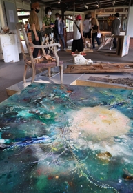 画家４人のユニット「パルナソスの池」の作品「山々を泳ぐ方舟」。旧摩耶観光ホテルで滞在して描いた絵や、同ホテルの壊れた調度品類も展示する＝神戸市灘区六甲山町、旧パルナッソスの休憩小屋（撮影・吉田敦史）
