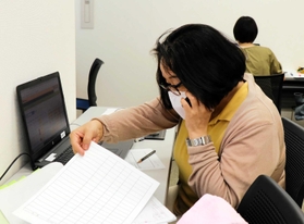 新型コロナの自宅療養者に電話で丁寧に聞き取る担当者＝神戸市中央区下山手通５、県看護協会