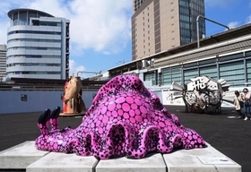 ＪＲ三ノ宮駅前に展示された三つのアート作品。ビル群の足元でひときわ目立つ＝１１日午前、神戸市中央区