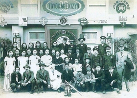 １９５０年ごろに豊岡劇場前で撮影された豊岡高校演劇部の生徒ら（豊岡劇場提供）