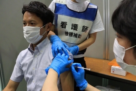 県大規模接種会場で新型コロナワクチンの２回目の接種を受ける斎藤元彦知事＝西宮市河原町、市立中央体育館