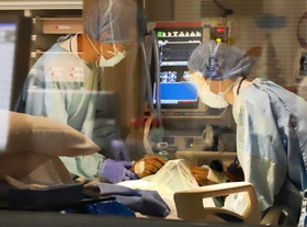 深夜の臨時病棟。命を支える＝昨年１２月、神戸市立医療センター中央市民病院（画像の一部を加工しています）