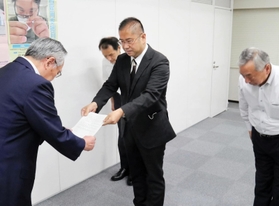 兵庫県経営者協会の三原修二会長（手前）に、障害者雇用拡大への協力を要請する兵庫労働局の藤井剛・職業安定部長（中央）ら＝神戸市中央区京町
