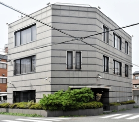 近く解体が始まる古川組事務所＝尼崎市東難波町４