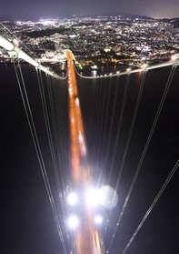 高さ３００メートルの主塔から見下ろす神戸市の夜景＝明石海峡大橋