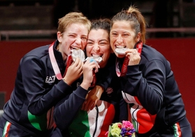 東京パラリンピックの車いすフェンシング女子フルーレ団体で銀メダルをかむイタリアの選手。日本より海外勢が先に始めたとの説も＝８月３０日、千葉市の幕張メッセ