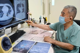 新型コロナウイルスの後遺症について説明する邦和病院の和田邦雄院長＝堺市