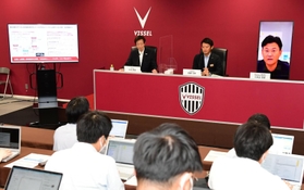 若年層向けのワクチン接種で楽天ポイント付与をアピールする斎藤元彦兵庫県知事（中央）と久元喜造神戸市長（左）と楽天の三木谷浩史会長＝１５日午後、神戸市兵庫区御崎町１、ノエビアスタジアム神戸（撮影・中西幸大）
