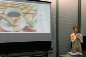 自身の経験や現在の事業について語る梓晴輝さん＝神戸市中央区雲井通７、ミント神戸