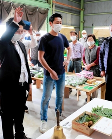どんどん価格がつり上がった丹波篠山市産マツタケの初競り＝丹波篠山市郡家、丹波篠山市場