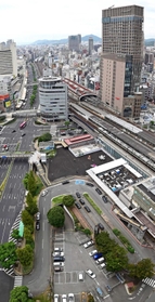 ＪＲの新駅ビル予定地（中央）。高さ約１２０メートルの「神戸三宮阪急ビル」（右上）より高層になる＝１６日午後、神戸市中央区（撮影・秋山亮太）