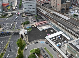 ＪＲの新駅ビル予定地（中央）。高さ約１２０メートルの「神戸三宮阪急ビル」（右上）より高層になる＝１６日午後、神戸市中央区（撮影・秋山亮太）