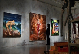 絵画とともに美術館の備品類を並べて、廃虚を演出した展示空間＝横尾忠則現代美術館（撮影・秋山亮太）