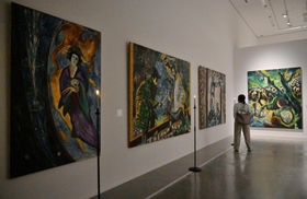 展示コーナー「あの世この世」では、絵画をろうそく型の電飾で照らす＝横尾忠則現代美術館（撮影・秋山亮太）