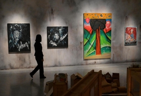 「闇について」と題したセクションに展示された作品＝１７日午後、神戸市灘区原田通３（撮影・秋山亮太）