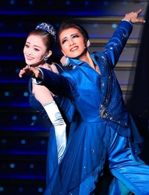 レビューでデュエットダンスを踊る礼真琴（右）と舞空瞳＝宝塚大劇場（撮影・鈴木雅之）