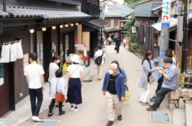 有馬温泉街を歩く観光客。「Ｇｏ　Ｔｏ　トラベル」キャンペーンでにぎわった昨秋と比べると、人通りは少ないという＝１８日午後、神戸市北区有馬町（撮影・鈴木雅之）