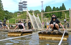水上アスレチックを楽しむ子どもら＝１９日午後、神戸市灘区六甲山町、グリーニア（撮影・秋山亮太）