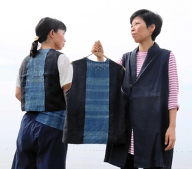 どんざをイメージした服を着る山下絵里さん（右）とあまづつみまなみさん。島の素朴さがにじみ出る＝南あわじ市津井
