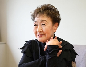 「早くくるま座になってお酒を飲める日が戻ってほしい」と話す加藤登紀子＝神戸市中央区（撮影・秋山亮太）