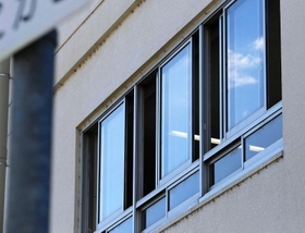 特別支援学級がある校舎。暴言や体罰は複数年にわたって繰り返されていたという＝２１日午前、姫路市内