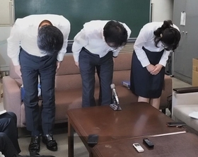 姫路市立小学校の体罰問題で教諭の処分を発表し、頭を下げる県教委の職員＝２１日午後、兵庫県庁