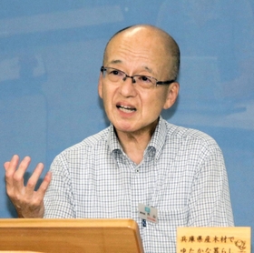 就任会見で抱負を語る片山安孝副知事＝兵庫県庁