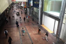 兵庫県内で価格の最高地点の三宮センター街。長引くコロナ禍で空き店舗が目立つ一角もある＝神戸市中央区三宮町１（撮影・秋山亮太）