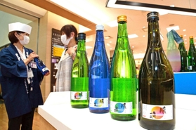 ２２日から発売が始まった日本酒「還（めぐる）」＝２２日午前、神戸市中央区小野柄通８（撮影・坂井萌香）