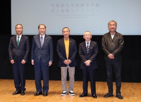 フォトセッションに応じる（右から）隈研吾さん、柳井正さん、村上春樹さん、早稲田大の田中愛治総長＝２２日午後、早稲田大国際会議場井深大記念ホール（撮影・大森　武）