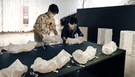 前川紘士さんの作品「かたちの合成ｆｒｏｍ両手」などが並ぶ会場＝大阪府吹田市千里万博公園、国立民族学博物館