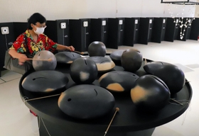 音を鳴らせる渡辺泰幸さんの作品「土の音」（手前）などが並ぶ展示室＝大阪府吹田市千里万博公園、国立民族学博物館