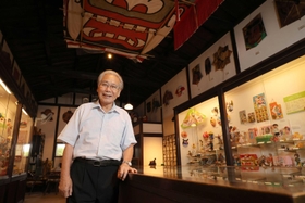 郷土玩具の収集に生涯情熱を燃やす井上重義さん。郷愁を誘う品々ばかり＝姫路市香寺町中仁野、日本玩具博物館（撮影・長嶺麻子）