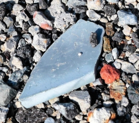 プラスチックの破片＝加西市北条町栗田