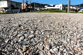 再生砕石の砂利がひかれた加西商工会館跡地。レンガやガラスなどが混じっている＝加西市北条町栗田